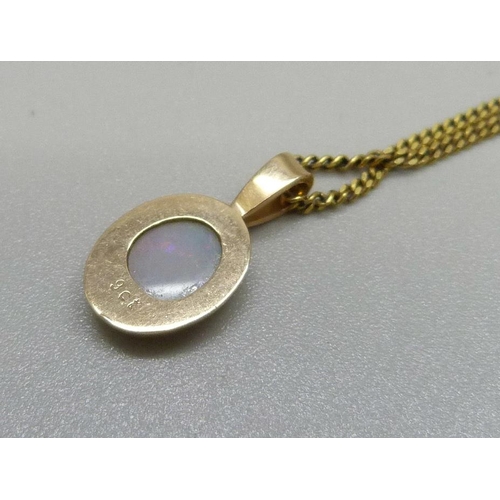 981 - A 9ct gold and opal pendant on a 9ct gold chain, 3.5g