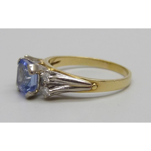 982 - An 18ct gold aquamarine and diamond five stone ring, 3.9g, M