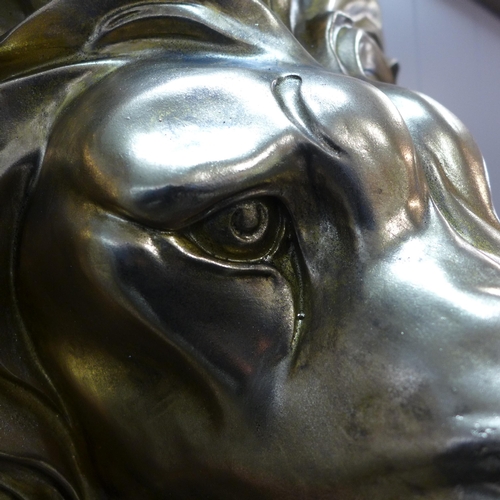 1333 - A gold lion bust