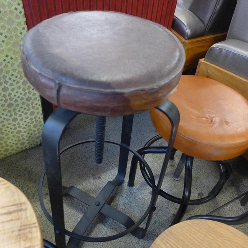 1580 - Five assorted stools