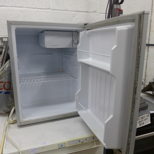 2205 - Counter top drinks fridge