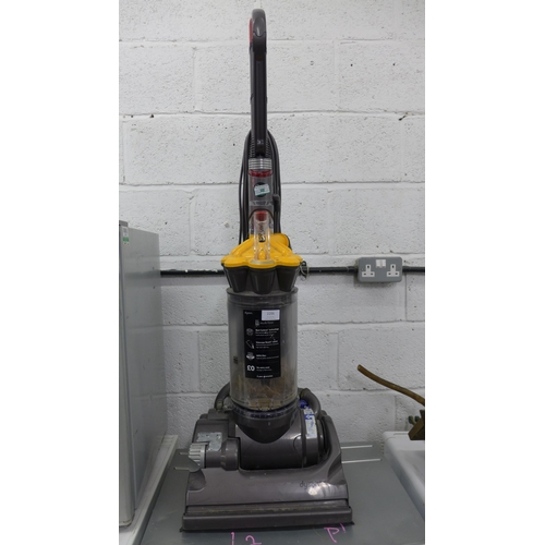 2206 - dyson DC33 upright vacuum cleaner - W