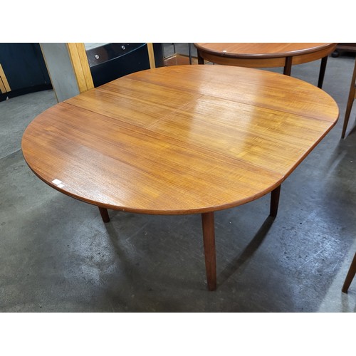 40 - A Danish teak oval extending dining table