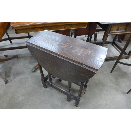 155 - A small 17th Century style oak gateleg table