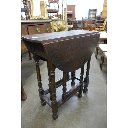 155 - A small 17th Century style oak gateleg table