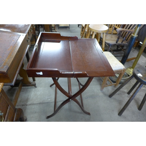 197 - A Victorian style mahogany folding coaching table