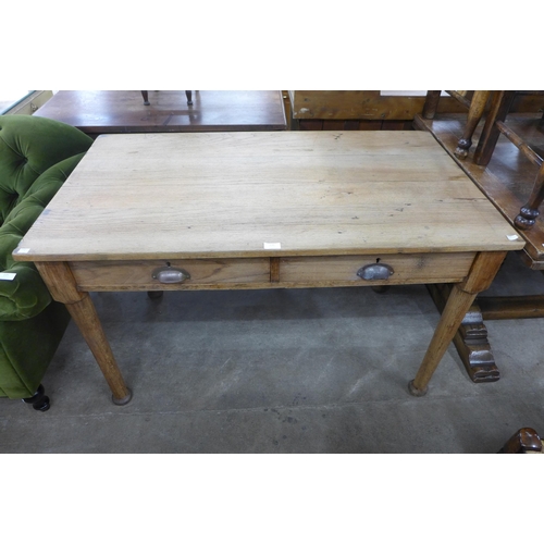 226 - An early 20th Century oak two drawer writing table