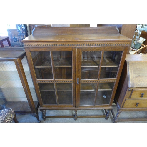 248 - An early 20th Century oak barleytwist two door bookcase