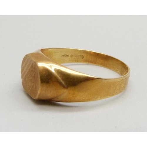 1022 - An 18ct gold signet ring, 2.8g, S