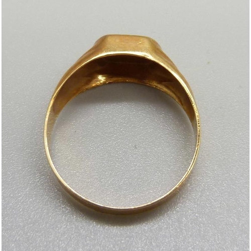 1022 - An 18ct gold signet ring, 2.8g, S