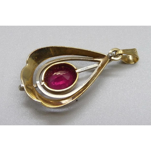 1031 - A 9ct gold and synthetic ruby pendant, 2.9g