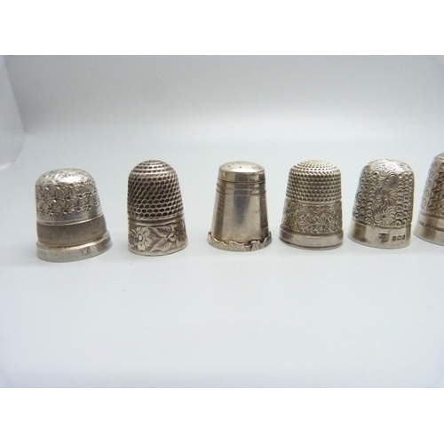 1043 - Ten silver thimbles