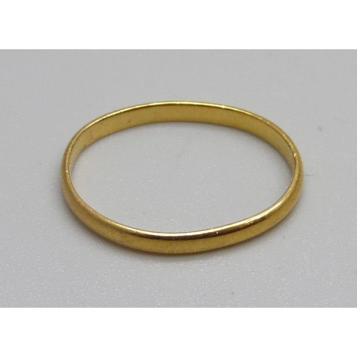 1050 - A 22ct gold ring, 1.4g, J