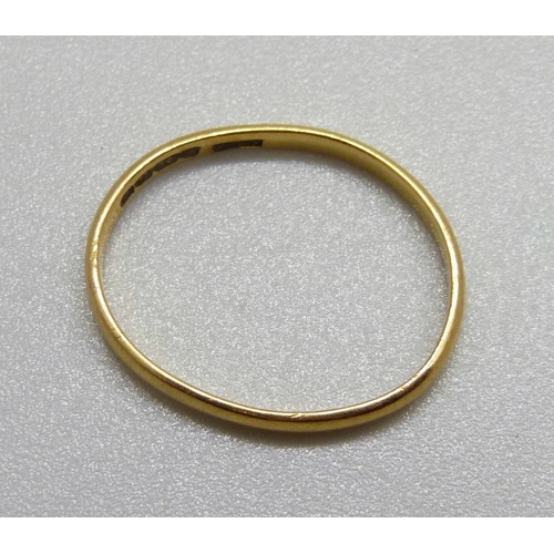 1050 - A 22ct gold ring, 1.4g, J