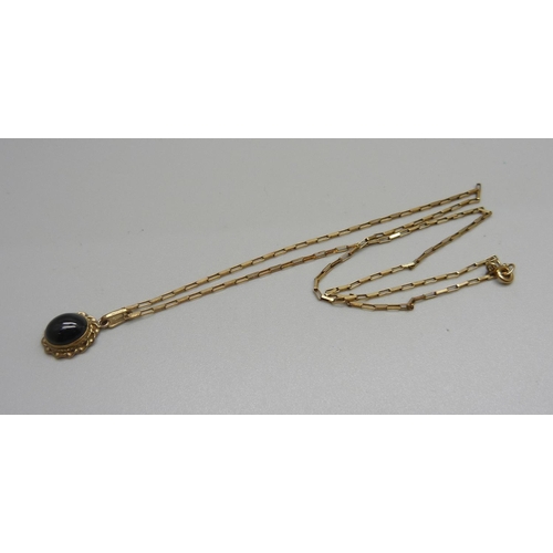 1052 - A 9ct gold pendant and chain