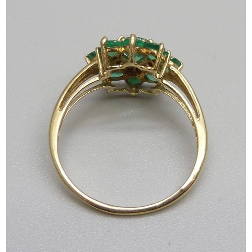 1072 - A 9ct gold, emerald and white sapphire ring, 2.7g, R