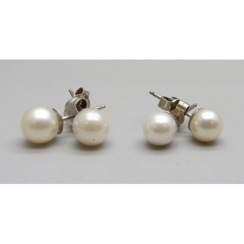 1073 - Two pairs of silver and cultured pearl stud earrings