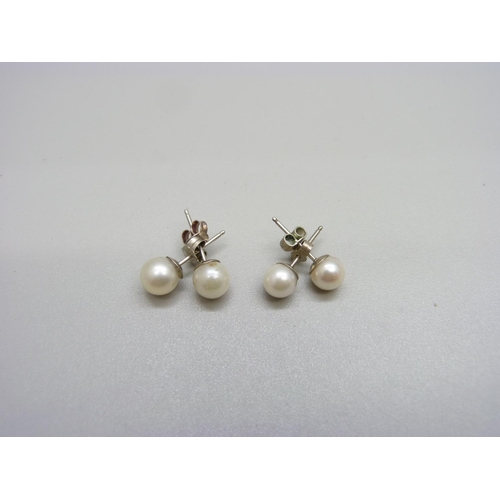 1073 - Two pairs of silver and cultured pearl stud earrings