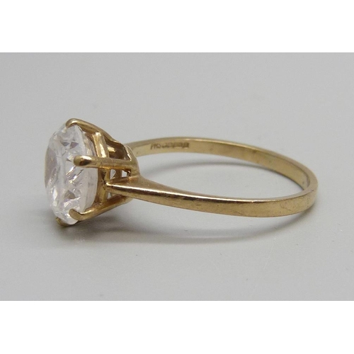 1083 - A 9ct gold and white stone set ring, 3.5g, S