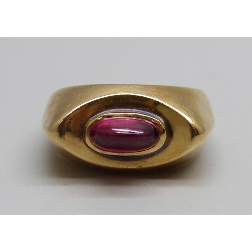 1087 - A 14ct gold ring set with a cabochon ruby, 6.1g, N