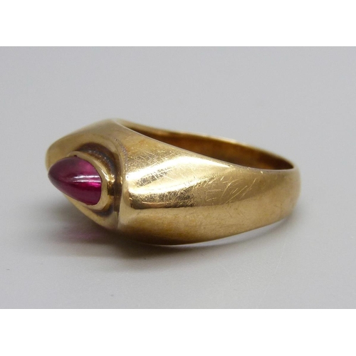 1087 - A 14ct gold ring set with a cabochon ruby, 6.1g, N