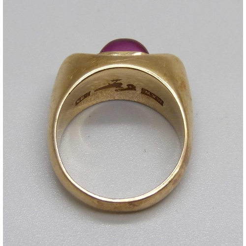 1087 - A 14ct gold ring set with a cabochon ruby, 6.1g, N