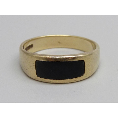 1090 - A 9ct gold and onyx ring, 4.2g, P