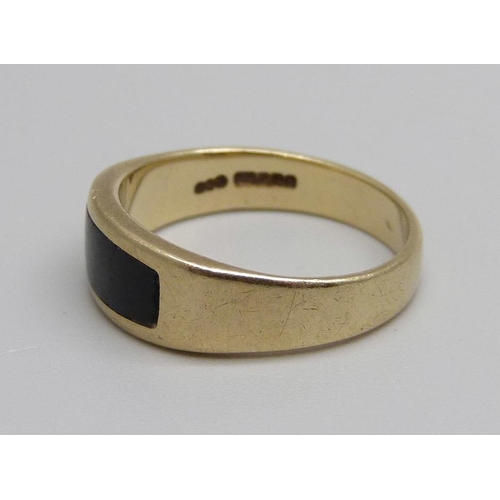 1090 - A 9ct gold and onyx ring, 4.2g, P