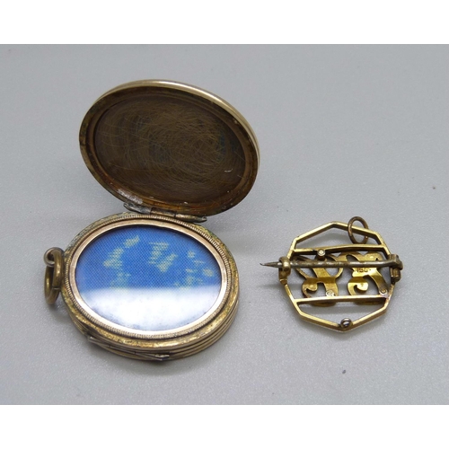 1092 - A Victorian fold-out locket and a small 15ct gold and pearl initial brooch, 2.8g