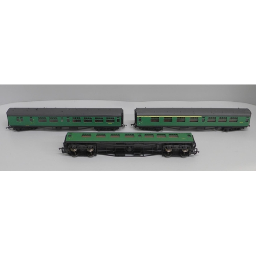 617 - Three Bachmann 00 gauge carriages (Southern Region)