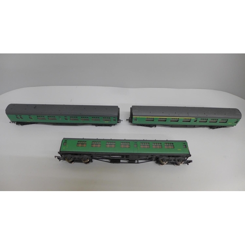 617 - Three Bachmann 00 gauge carriages (Southern Region)