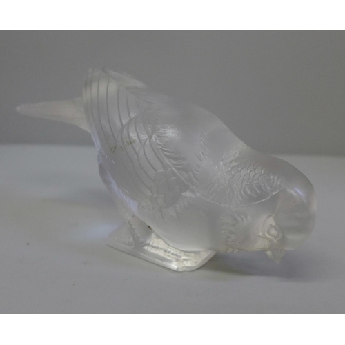 650 - A Lalique model of a sparrow, a/f