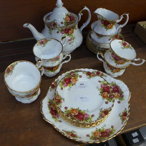 686 - A Royal Albert Old Country Roses six setting tea set