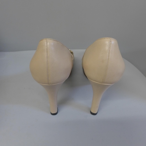 715 - A pair of lady's Gucci shoes, cream leather with wooden sole and heel, Gucci buckle, size 36C, boxed