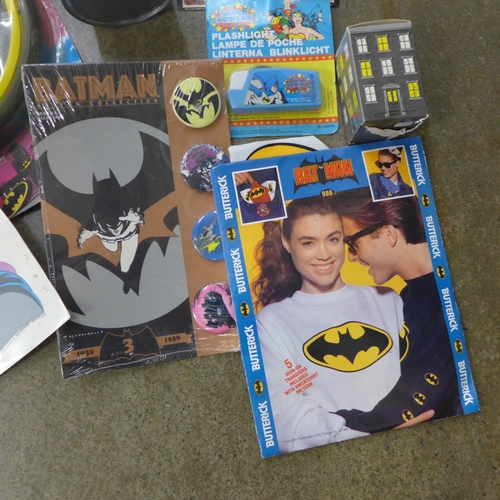 722 - A Batman collection including frisbees, jigsaws, badges, flasher lights, etc.