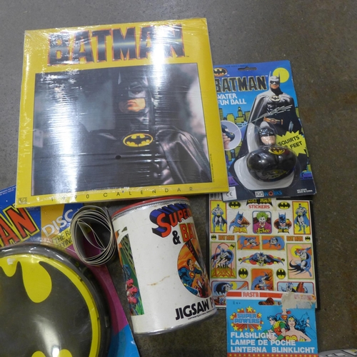 722 - A Batman collection including frisbees, jigsaws, badges, flasher lights, etc.