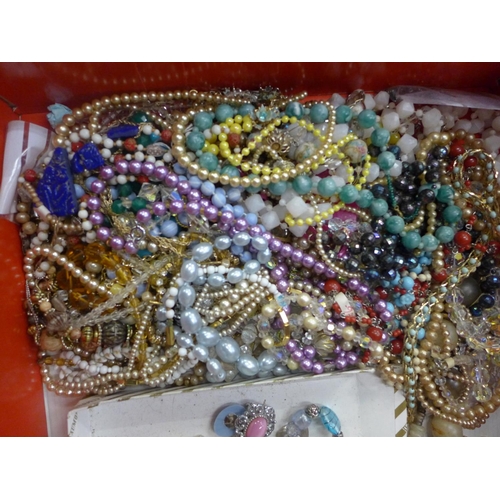 727 - Costume jewellery