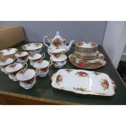 788 - A Royal Albert Old Country Roses six setting tea set and two cake/sandwich plates and small bowl