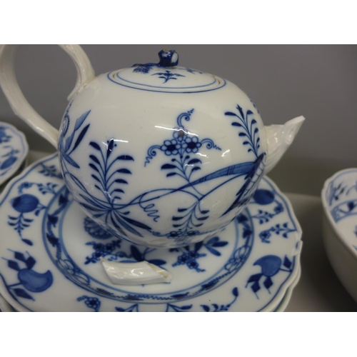 789 - Five Meissen Blue Onion deep plates, two smaller, a fruit bowl and tea pot, all items either chipped... 