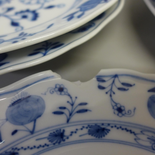 789 - Five Meissen Blue Onion deep plates, two smaller, a fruit bowl and tea pot, all items either chipped... 