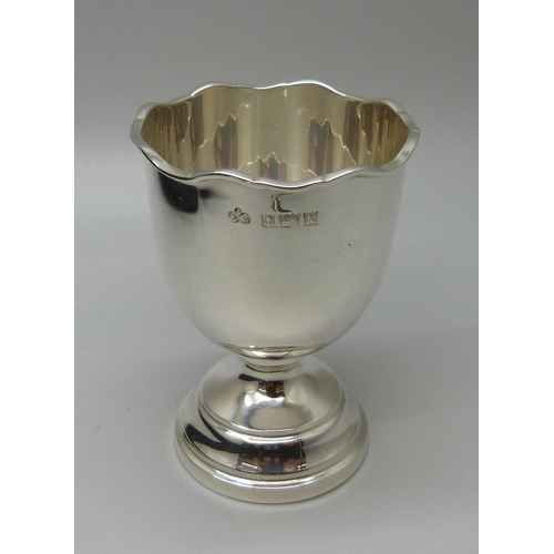 830 - A silver egg cup and spoon, 41g, cased, Elkington egg cup, Viners spoon