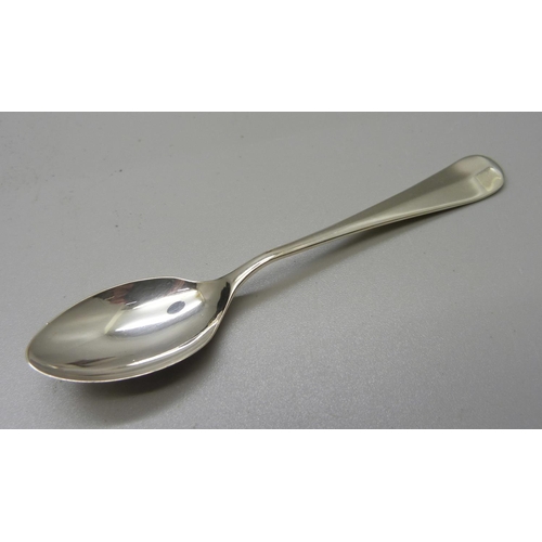 830 - A silver egg cup and spoon, 41g, cased, Elkington egg cup, Viners spoon