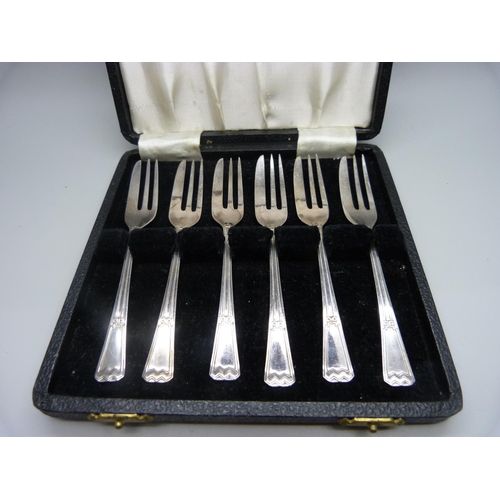 832 - A cased set of six silver forks, 91g