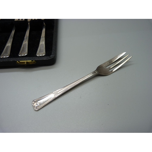 832 - A cased set of six silver forks, 91g