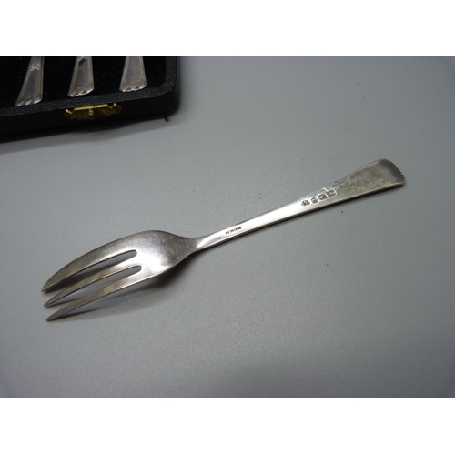 832 - A cased set of six silver forks, 91g