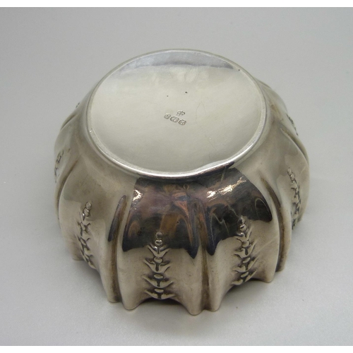 837 - A silver sugar bowl, Sheffield 1894, 117g