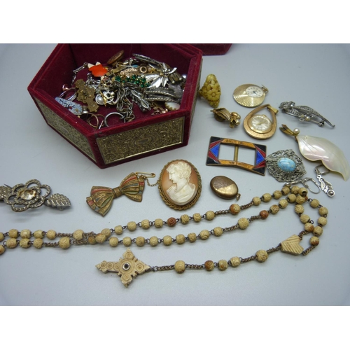 874 - Vintage jewellery including rolled gold in a silver plated box