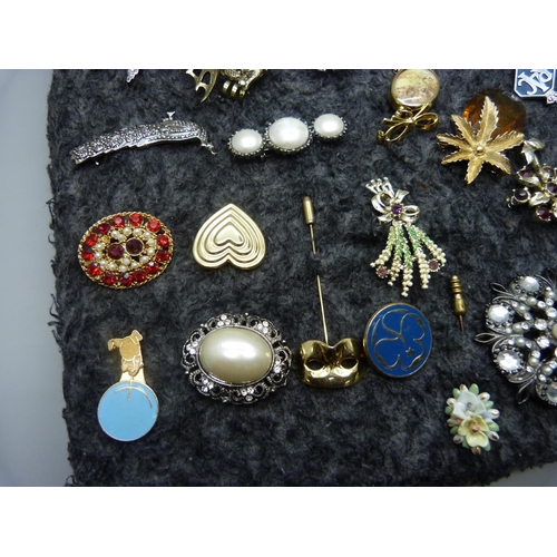 891 - Approximately thirty brooches, etc.