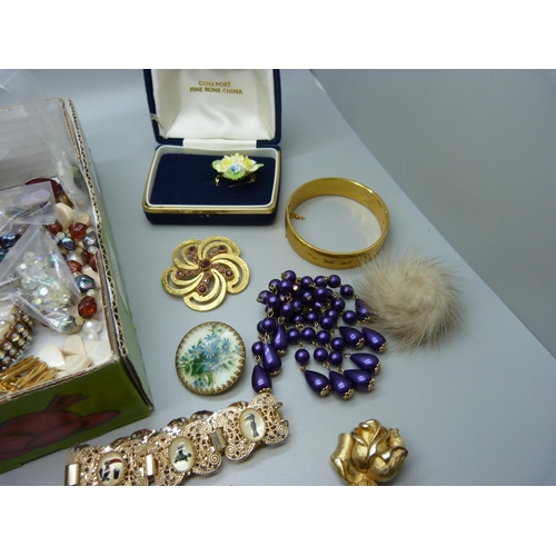 902 - A collection of costume jewellery including vintage