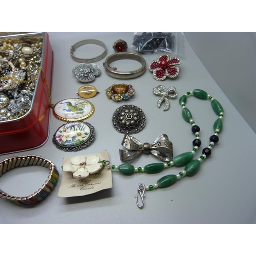 904 - A collection of vintage costume jewellery